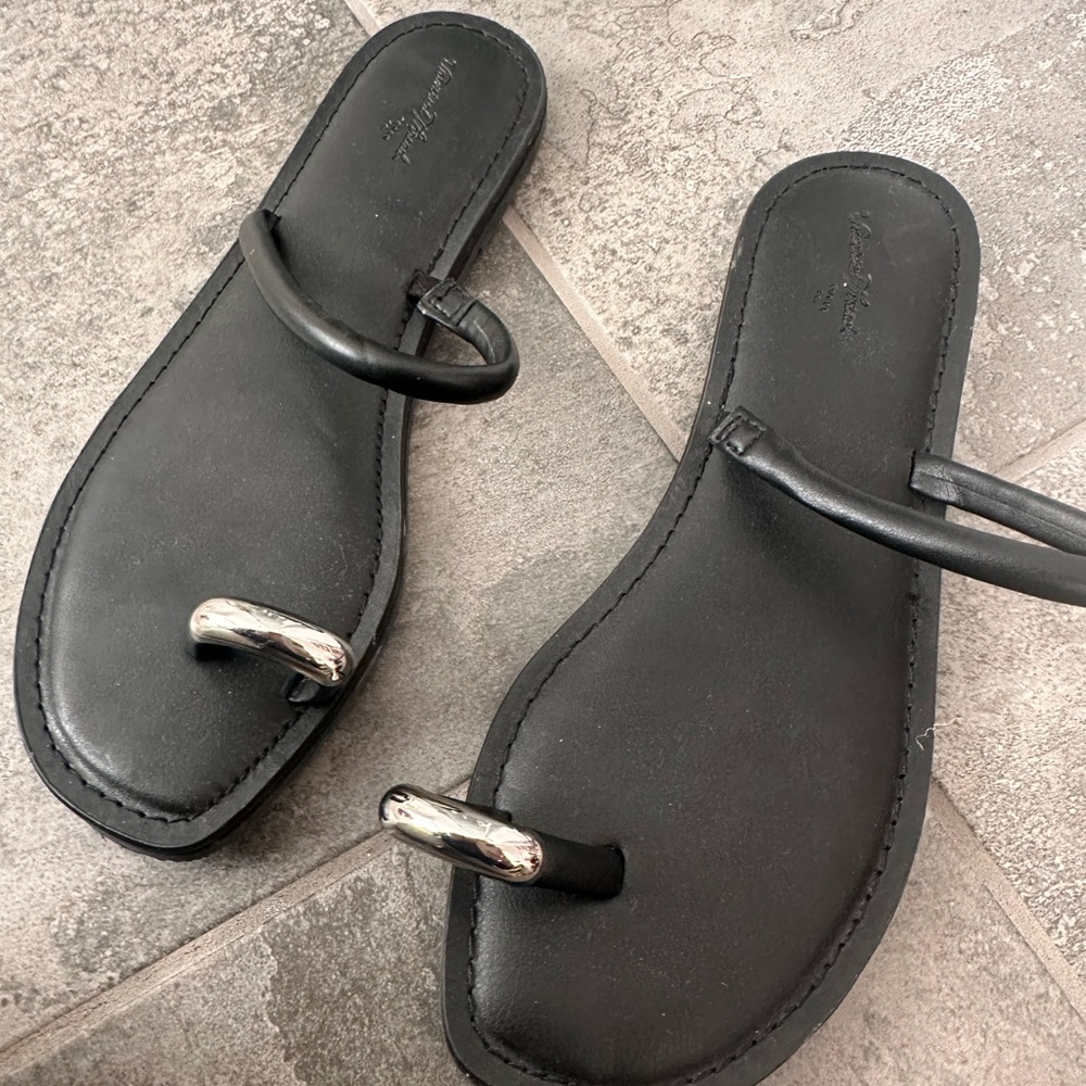 Universal Thread Black Sandal with Silver Toe Rings